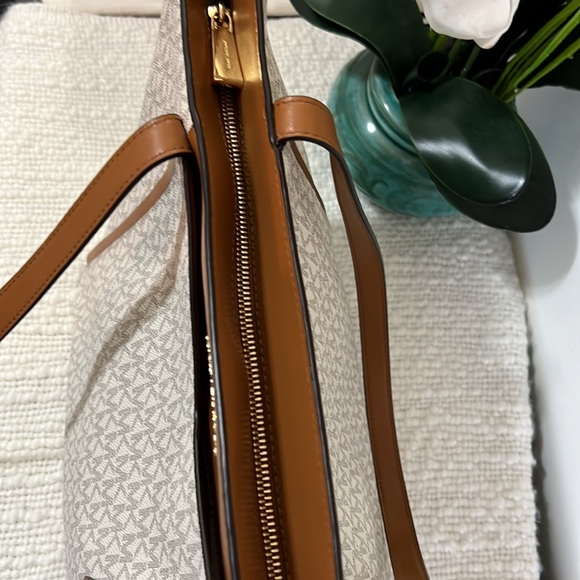 Michael Kors Whitney Tote Bag Large-Vanilla - Picture 11 of 11